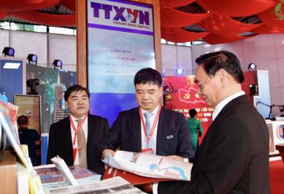 Các đồng chí nguyên lãnh đạo Đảng, Nhà nước tham quan triển lãm tại đại hội. Ảnh: Thanh Vũ-TTXVN 