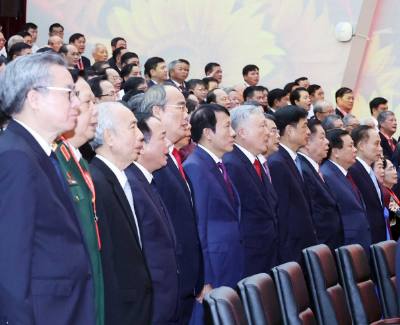 Đại biểu thực hiện nghi lễ chào cờ. Ảnh: Thống Nhất-TTXVN