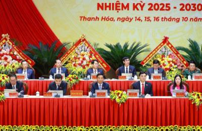 Đoàn Chủ tịch điều hành Đại hội đại biểu Đảng bộ tỉnh Thanh Hoá lần thứ 20, nhiệm kỳ 2025-2030. Ảnh: Dương Giang - TTXVN