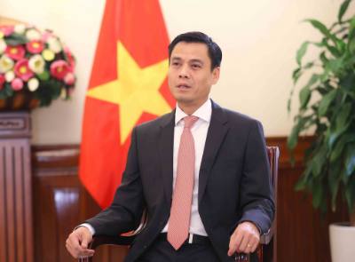 Thứ trưởng Bộ Ngoại giao Đặng Hoàng Giang trả lời phỏng vấn của các cơ quan Thông tấn, báo chí về việc Việt Nam trúng cử Hội đồng Nhân quyền Liên hợp quốc. Ảnh: An Đăng - TTXVN