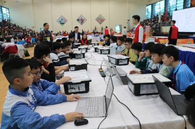 Nghệ An thường xuyên tổ chức các cuộc thi khoa học kỹ thuật, STEAM trong các trường nhằm khuyến khích học sinh không ngừng sáng tạo. Ảnh: Bích Huệ - TTXVN