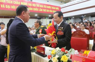 Lãnh đạo tỉnh Đồng Nai tặng hoa cho Anh hùng Lao động thời kỳ đổi mới. Ảnh: Lê Xuân-TTXVN