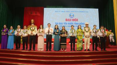 52 tập thể và 226 cá nhân điển hình tiên tiến trong phong trào thi đua yêu nước được tặng bằng khen của Chủ tịch UBND tỉnh Đồng Nai. Ảnh: Lê Xuân-TTXVN