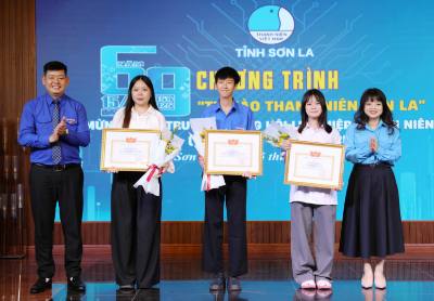 Các cá nhân và tập thể đạt giải Nhì chung kết Hội thi “Tiếng hát và các nhóm nhảy thanh niên tỉnh Sơn La” năm 2025 nhận Bằng khen của Ủy ban Hội Liên hiệp Thanh niên Việt Nam tỉnh Sơn La. Ảnh: Nguyễn Cường - TTXVN