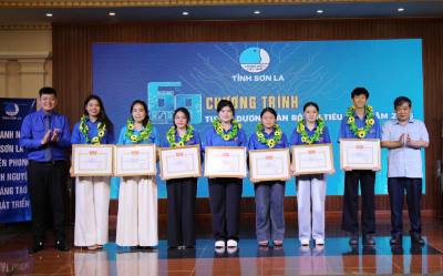 Các cán bộ Hội tiêu biểu năm 2025 nhận Bằng khen của Ủy ban Hội Liên hiệp Thanh niên Việt Nam tỉnh Sơn La. Ảnh: Nguyễn Cường - TTXVN
