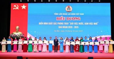 Ban tổ chức trao Bằng khen của Tổng Liên đoàn Lao động Việt Nam cho 20 tập thể tiêu biểu. Ảnh: Minh Đức – TTXVN