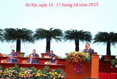 Đồng chí Trần Sỹ Thanh, Ủy viên Trung ương Đảng, Phó Bí thư Thành ủy, Chủ tịch UBND thành phố Hà Nội trình bày Báo cáo kiểm điểm của Ban Chấp hành Đảng bộ thành phố khóa XVII, nhiệm kỳ 2020 – 2025. Ảnh: Văn Điệp – TTXVN