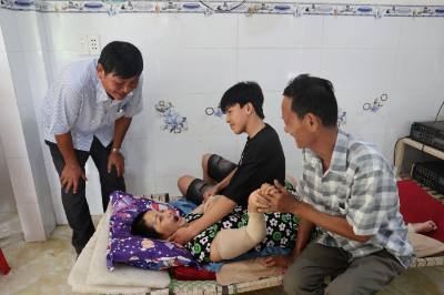 Đại diện chính quyền xã Bình Châu thăm hỏi gia đình em Trần Văn Thái, học sinh lớp 9A2 Trường THCS Bình Châu, xã Bình Châu, một trong những trường hợp được nhận "đỡ đầu". Ảnh: Hoàng Nhị - TTXVN.