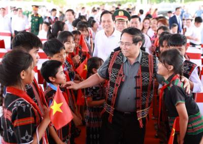 Thủ tướng Phạm Minh Chính với học sinh và đồng bào các dân tộc thôn Ahu, xã Tây Giang (Đà Nẵng). Ảnh: Dương Giang-TTXVN 
