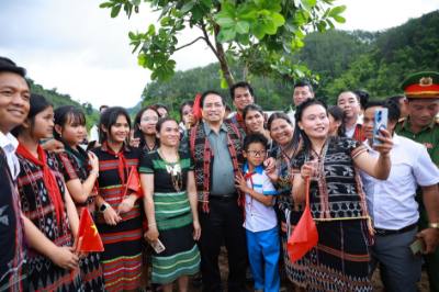 Thủ tướng Phạm Minh Chính và các học sinh và đồng bào dân tộc thôn Ahu, xã Tây Giang (Đà Nẵng). Ảnh: Dương Giang-TTXVN 
