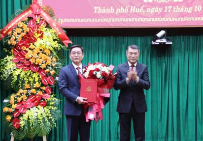 Ủy viên Bộ Chính trị, Bí thư Trung ương Đảng, Trưởng ban Tổ chức Trung ương Lê Minh Hưng trao quyết định của Bộ Chính trị chỉ định đồng chí Nguyễn Đình Trung giữ chức Bí thư Thành ủy Huế. Ảnh: Nguyên Lý-TTXVN