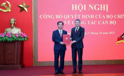 Đồng chí Lê Minh Hưng trao Quyết định của Bộ chính trị cho đồng chí Nguyễn Văn Phương. Ảnh: Tá Chuyên – TTXVN