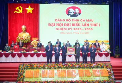 Đồng chí Trần Lưu Quang, Bí thư Trung ương Đảng, Bí thư Thành ủy Thành phố Hồ Chí Minh tặng bức tranh chúc mừng Đại hội. Ảnh: Chanh Đa-TTXVN