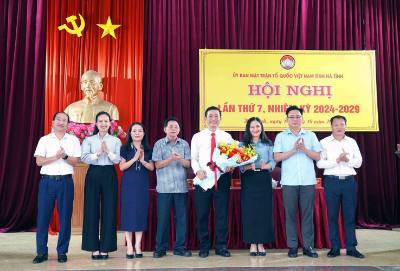 Ban Thường trực Ủy ban MTTQ Việt Nam tỉnh Hà Tĩnh tặng hoa ông Nguyễn Thành Đồng. Ảnh: Công Tường-TTXVN