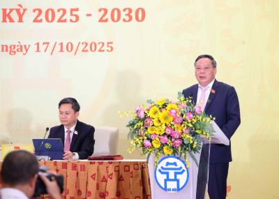 Phó Bí thư Thường trực Thành ủy Hà Nội Nguyễn Văn Phong trả lời câu hỏi của các cơ quan thông tấn, báo chí tại buổi bọp báo. Ảnh: Văn Điệp – TTXVN