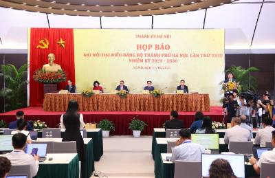 Quang cảnh buổi họp báo báo thông tin về kết quả Đại hội Đảng bộ thành phố Hà Nội lần thứ 18. Ảnh: Văn Điệp – TTXVN