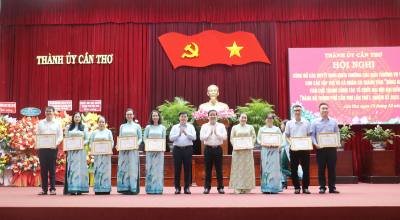 Các tập thể và cá nhân nhận Bằng khen của Chủ tịch UBND thành phố Cần Thơ. Ảnh: Ngọc Thiện- TTXVN.