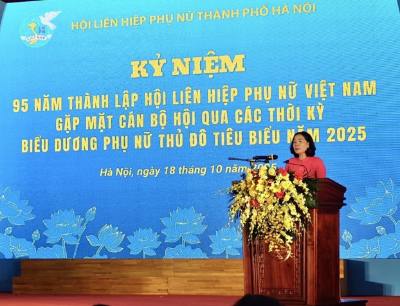 Chủ tịch Hội Liên hiệp Phụ nữ thành phố Hà Nội Lê Kim Anh trình bày diễn văn kỷ niệm. Ảnh: Minh Nghĩa - TTXVN