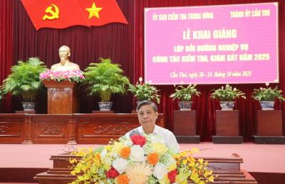 Ông Đồng Văn Thanh, Phó Bí thư Thường trực Thành ủy, Chủ tịch HĐND TP. Cần Thơ, phát biểu khai giảng lớp học. Ảnh: Ngọc Thiện-TTXVN