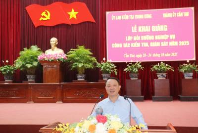 Ông Khuất Hữu Dực, Phó Vụ trưởng Vụ Địa bàn II, Cơ quan Ủy ban Kiểm tra Trung ương, báo cáo chuyên đề cho lớp học. Ảnh: Ngọc Thiện-TTXVN