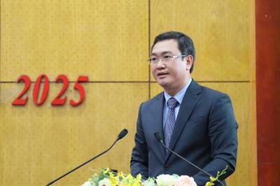 Ông Nguyễn Cảnh Toàn, Chủ tịch UBND tỉnh Lạng Sơn khóa XVII, nhiệm kỳ 2021-2026 phát biểu tại kỳ họp. Ảnh: Quang Duy – TTXVN