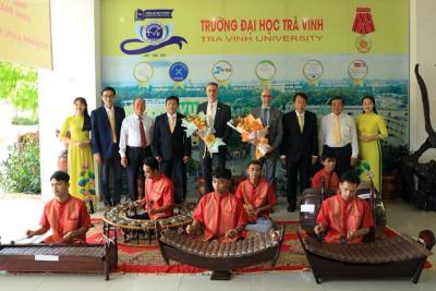 Đoàn công tác Đại sứ đặc mệnh toàn quyền Canada tại Việt Nam đến thăm và làm việc với trường Đại học Trà Vinh. Ảnh: Phúc Sơn - TTXVN