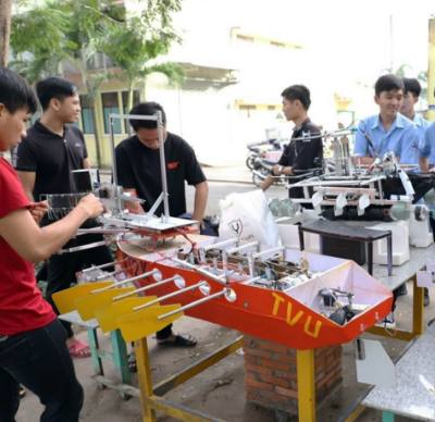 Sinh viên khoa công nghệ trường Đại học Trà Vinh nghiên cứu chế tạo ROBOCON. Ảnh: Phúc Sơn - TTXVN