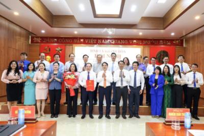 Ban Thường vụ Tỉnh ủy Khánh Hòa trao quyết định Bí thư Đảng ủy Các cơ quan Đảng tỉnh cho ông Hồ Xuân Trường. Ảnh: Công Thử - TTXVN  