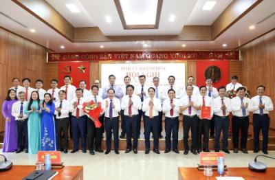 Ban Thường vụ Tỉnh ủy Khánh Hòa trao quyết định Phó Bí thư Thường trực và Phó Bí thư chuyên trách Đảng ủy UBND tỉnh cho ông Nguyễn Long Biên và ông Lưu Xuân Hải. Ảnh: Công Thử - TTXVN