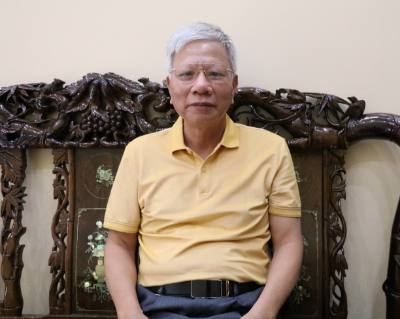 Ông Phạm Văn Dẫn, Bí thư chi bộ phố Tân Văn, phường Hoa Lư, tỉnh Ninh Bình, đánh giá việc thực hiện Nghị quyết Đại hội đại biểu toàn quốc lần thứ XIII của Đảng trong dự thảo văn kiện. Ảnh: Thùy Dung - TTXVN