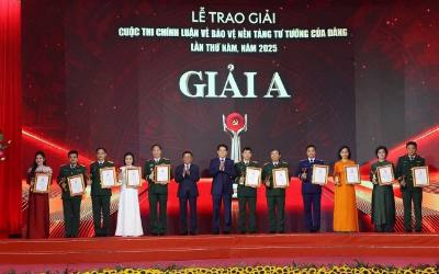 Chủ tịch nước Lương Cường và Thường trực Ban Bí thư Trần Cẩm Tú trao giải A cho tác giả và nhóm tác giả đoạt giải. Ảnh: Văn Điệp – TTXVN