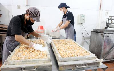 Công ty sản xuất bánh kẹo Thiên Đức (xã Đông Hưng, tỉnh Hưng Yên) tăng cường sản xuất các sản phẩm bánh cáy (sản phẩm OCOP 4 sao) để phục vụ Hội chợ Mùa thu. Ảnh: Thế Duyệt – TTXVN