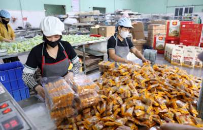 Công ty sản xuất bánh kẹo Thiên Đức (xã Đông Hưng, tỉnh Hưng Yên) tăng cường sản xuất các sản phẩm bánh cáy (sản phẩm OCOP 4 sao) để phục vụ Hội chợ Mùa thu. Ảnh: Thế Duyệt – TTXVN