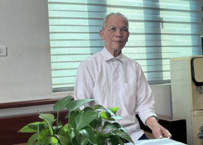 Đảng viên Phùng Đắc Chân, 62 năm tuổi Đảng, ở phường Đào Viên, tỉnh Bắc Ninh đóng góp ý kiến vào dự thảo văn kiện Đại hội Đảng toàn quốc lần thứ XIV. Ảnh: Thanh Thương - TTXVN 