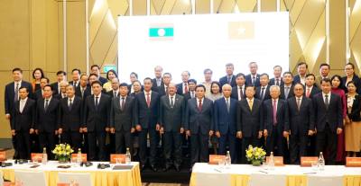 Đoàn đại biểu Việt Nam và Lào chụp ảnh lưu niệm. Ảnh: Quốc Dũng - TTXVN