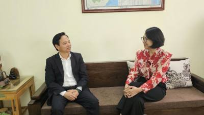 Phóng viên Thông tấn xã Việt Nam phỏng vấn Tiến sĩ Nguyễn Đình Hoàng. Ảnh: TTXVN phát