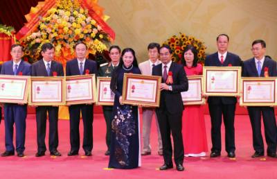 Bí thư Tỉnh ủy Thái Nguyên Trịnh Xuân Trường trao Bằng khen của Thủ tướng Chính phủ tặng các cá nhân. Ảnh: Thu Hằng-TTXVN 