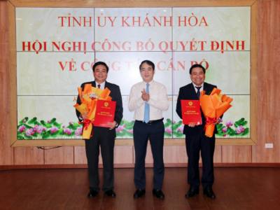 Ông Nghiêm Xuân Thành, Bí thư Tỉnh ủy Khánh Hòa trao quyết định và tặng hoa chúc mừng Chủ tịch và Phó Chủ tịch HĐND tỉnh. Ảnh: Công Thử - TTXVN