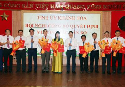 Thường trực Tỉnh ủy Khánh Hòa trao quyết định và chúc mừng các đồng chí được chỉ định nhận nhiệm vụ mới. Ảnh: Công Thử - TTXVN