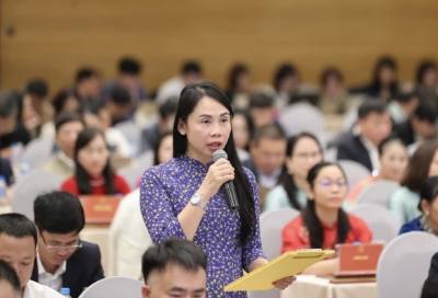 Bà Đỗ Thị Thuý Hà, Chủ tịch Hội đồng quản trị, Giám đốc Hợp tác xã Đầu tư phát triển Sông Giá đặt câu hỏi tại diễn đàn. Ảnh: Ngọc Bích - TTXVN