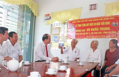 Lãnh đạo tỉnh Cà Mau xác định, đây cũng là dịp để lắng nghe những ý kiến đóng góp, những kinh nghiệm quý báu của các đảng viên cao niên nhằm thực hiện thắng lợi các mục tiêu đã đề ra trong nhiệm kỳ mới. Ảnh: Huỳnh Anh - TTXVN