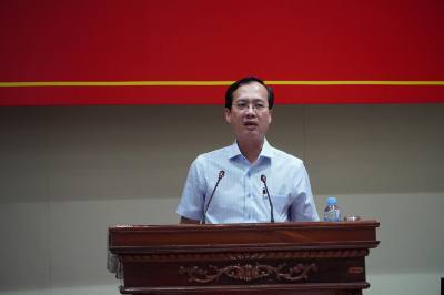 Chủ tịch UBND tỉnh Đồng Tháp Trần Trí Quang phát biểu tại hội nghị. Ảnh: Công Trí - TTXVN                      
