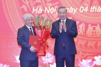 Tổng Bí thư Tô Lâm trao Quyết định của Bộ Chính trị phân công, chỉ định đồng chí Đỗ Văn Chiến giữ chức Phó Bí thư Thường trực Đảng uỷ Quốc hội. Ảnh: Doãn Tấn - TTXVN