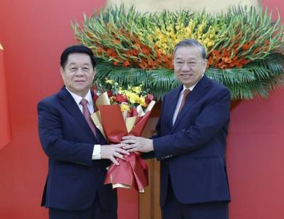 Tổng Bí thư Tô Lâm chúc mừng đồng chí Nguyễn Trọng Nghĩa, Ủy viên Bộ Chính trị, Bí thư Trung ương Đảng nhận nhiệm vụ mới. Ảnh: Thống Nhất - TTXVN
