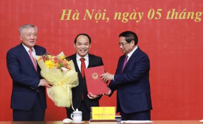 Thủ tướng Phạm Minh Chính và Phó Thủ tướng Thường trực Nguyễn Hoà Bình trao Quyết định bổ nhiệm Phó Tổng Thanh tra Thường trực Thanh tra Chính phủ đối với ông Nguyễn Quốc Đoàn. Ảnh: Dương Giang-TTXVN 