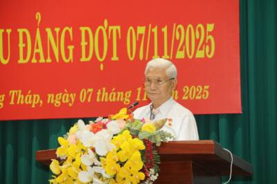 Ông Trương Văn Hưng, đảng viên được tặng Huy hiệu 60 năm tuổi Đảng phát biểu tại buổi lễ. Ảnh: Đức Tâm - TTXVN