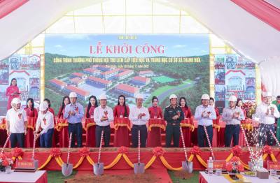 Phó Thủ tướng Lê Thành Long cùng các đại biểu thực hiện nghi thức khởi công xây dựng Trường phổ thông nội trú liên cấp Tiểu học và Trung học cơ sở xã Thanh Nưa. Ảnh: Xuân Tư - TTXVN