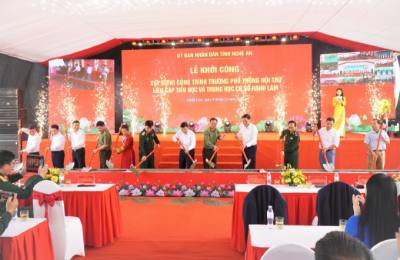 Các đại biểu thực hiện nghi thức  lễ động thổ Khởi công 9 trường phổ thông nội trú liên cấp Tiểu học và Trung học cơ sở tại các xã biên giới đất liền Nghệ An. Ảnh: Bích Huệ - TTXVN               