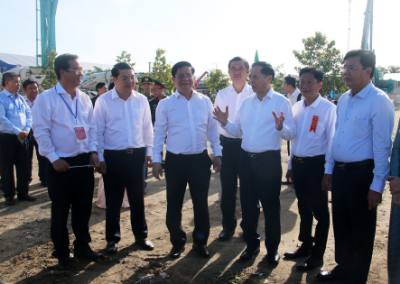 Phó Thủ tướng Chính phủ Bùi Thanh Sơn cùng lãnh đạo tỉnh An Giang khảo sát địa điểm xây dựng trường học. Ảnh: Lê Huy Hải - TTXVN