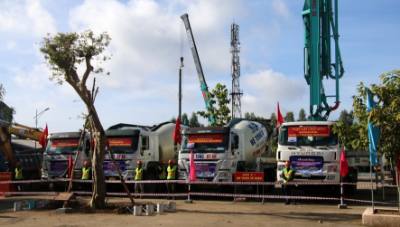 Tâp kết phương tiện thiết bị xây dựng trường học. Ảnh: Lê Huy Hải - TTXVN